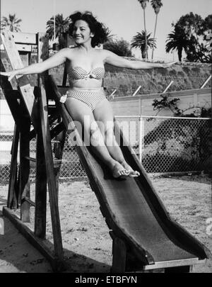 Schauspielerin Charlita, Werbung Portrait auf Folie im zweiteiligen Badeanzug, ca. 1955 Stockfoto