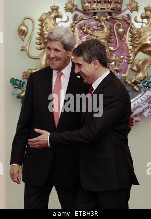 US-Außenminister John Kerry wird von bulgarischen Präsidenten Rosen Plevneliev begrüßt, während seines Besuchs in der Stadt Sofia Featuring: der bulgarische Präsident Rosen Plevneliev, US-Außenminister John Kerry wo: Sofia, Bulgarien bei: Kredit-15. Januar 2015: Auswirkungen Presse Group/WENN.com Stockfoto