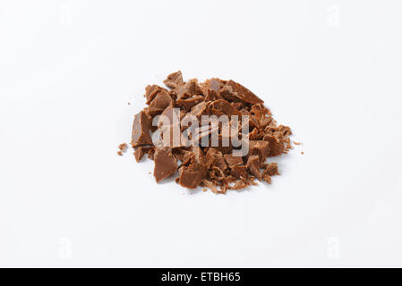Heap Schokoladenstücke auf weißem Hintergrund Stockfoto
