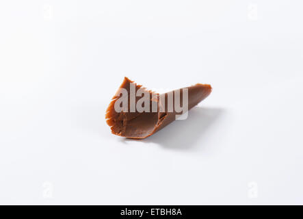 Schokolade rasieren auf weißem Hintergrund Stockfoto