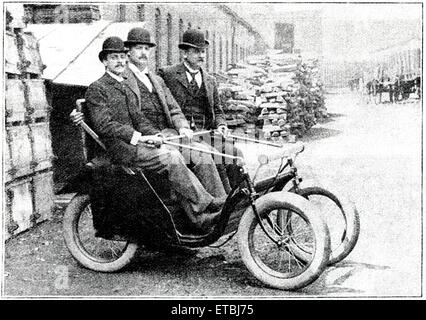 Drei Männer sitzen in Victoria Motorette, Racine Motor Vehicle Company, ca. 1895 Stockfoto