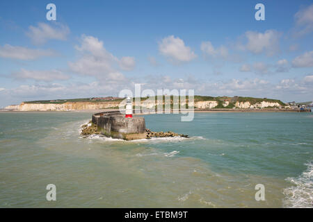 Blick von der Rückseite einer Cross-Channel-Fähre Hafen Newhaven verlassen. Die Hafen-Arm und den Leuchtturm im Vordergrund. Stockfoto