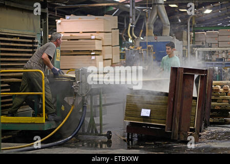 GREYMOUTH, Neuseeland, 22. Mai 2015: Arbeiter Stapel frisch zubereitete ungetrimmte Platten aus Sperrholz Stockfoto