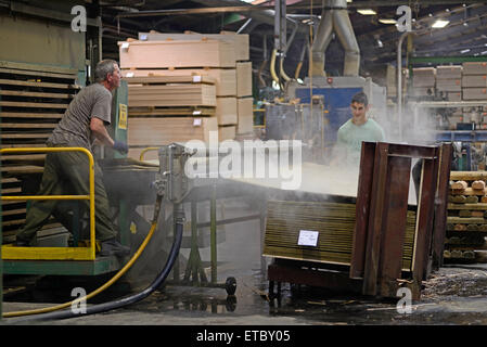 GREYMOUTH, Neuseeland, 22. Mai 2015: Arbeiter Stapel frisch zubereitete ungetrimmte Platten aus Sperrholz Stockfoto