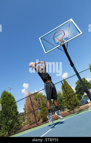 Basketball Dunk von unten Stockfoto