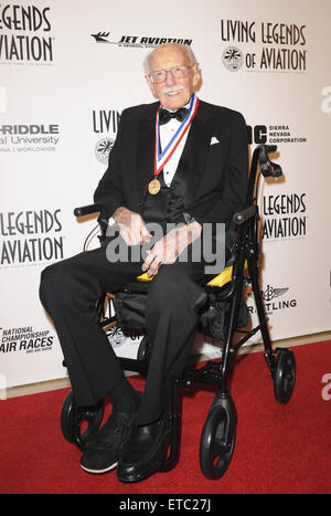 Der 12. jährliche lebende Legenden der Luftfahrt Awards - Ankünfte mit: Bob Hoover wo: Los Angeles, California, Vereinigte Staaten von Amerika bei: Kredit-16. Januar 2015: Apega/WENN.com Stockfoto