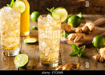 Erfrischende Golden Ginger Beer mit Limette und Minze Stockfoto