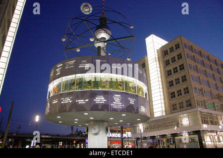 Juli 2009 - BERLIN: die "Weltzeituhr" (Weltzeituhr), im Hintergrund der "Fernsehturm" (Fernsehturm), Alexanderplatz Stockfoto