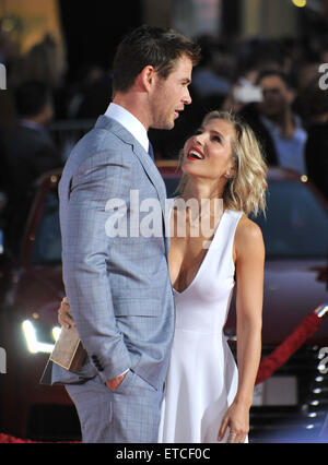 LOS ANGELES, CA - 13. April 2015: Chris Hemsworth & Frau Elsa Pataky bei der Weltpremiere seines Films "The Avengers: Age of Ultron" im Dolby Theater, Hollywood. Stockfoto