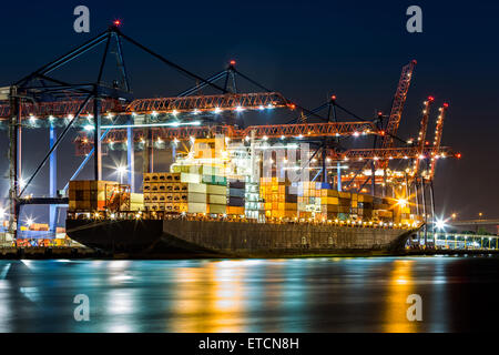 Frachter geladen in New York Container-terminal in der Nacht gesehen von Elizabeth NJ über Elizabethport zu erreichen. Stockfoto