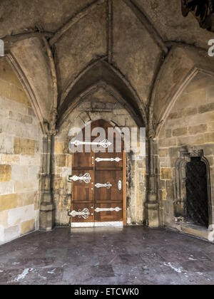 Gotische hölzerne Tür mit Metall Beschlag Stockfoto