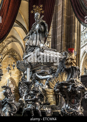 Das silberne Grab des St. John Nepomocene, innen St Vitus Cathedral, Pragerburg, Tschechische Republik Stockfoto