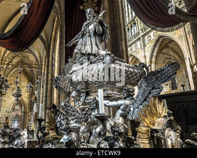 Das silberne Grab des St. John Nepomocene, innen St Vitus Cathedral, Pragerburg, Tschechische Republik Stockfoto