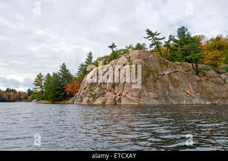 Waldsee im sonnigen Aurumn Tag in Kanada Stockfoto