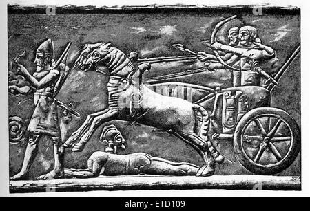 Dieses Relief-Panel zeigt eine assyrische Streitwagen des neunten Jahrhunderts b.c. Die Zeichnung ist von Faucher-Gudin, eines der Bronze Reliefs des Tores von Balawat und begleitet Text vom französischen Ägyptologen Gaston Maspero. Dieses Bronzerelief gestaltet das Tor am Palast des assyrischen Herrschers Shalmanesar III (c. 859 – 824 v. Chr.) an Balawat im heutigen nördlichen Irak. Stockfoto