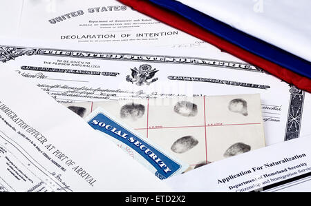 US-Certificate of Citizenship, Erklärung der Absicht, Fingerpirnt Karte, Sozialversicherungsausweis, Antrag auf Einbürgerung Stockfoto