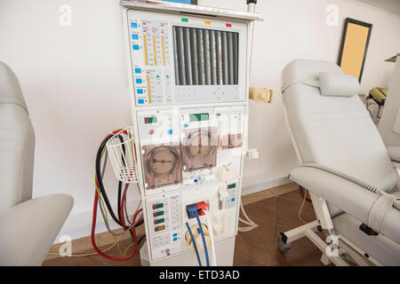 Nahaufnahme von Dialyse-Maschine und Bett in einem medizinischen Zentrum Stockfoto