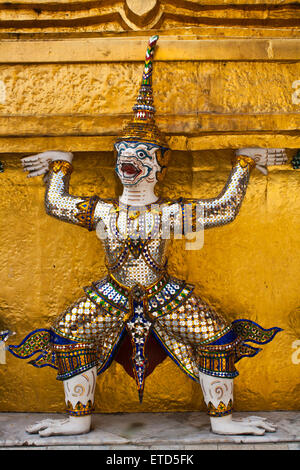 Mythische Riese Wächter Statue im Wat Phra Si Rattana Satsadaram, Bangkok, Thailand Stockfoto