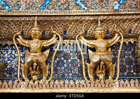 Mythischen Garuda-Statue im Wat Phra Si Rattana Satsadaram, Bangkok, Thailand Stockfoto