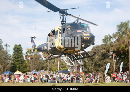 Sydney, Australien. 13. Juni 2015. 10. Avalon Beach Military Tattoo featured die Bell UH-1 Iroquois ist einem Militärhubschrauber, angetrieben von einem einzigen feuern-Motor mit Zweiblatt-Rotoren für Haupt- und Heckrotorblätter, Huey Eagle One Vietnam Hubschrauber gesehen hier zog eine große Schar von Schaulustigen, Avalon Beach-Sydney, Australien, martinberry@alamylivenews Stockfoto