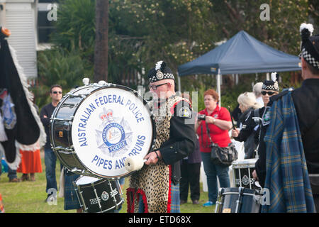 Sydney, Australien. 13. Juni 2015. 10. Jahr des Avalon Beach Military Tattoo für australische Verteidigung-Kräfte und lokale Gemeinschaft von freiwilligen Gruppen. Vertreter der lokalen Schülerbands, ländlichen neu Südwales-Feuerwehr, Polizei, staatliche Notdienste SES, pensionierte Mitarbeiter und Schausteller anwesend bei dieser Veranstaltung auf Sydneys Nordstrände waren. Hier Mitglieder der Australian Federal Police Pfeifen und Trommeln band Stockfoto