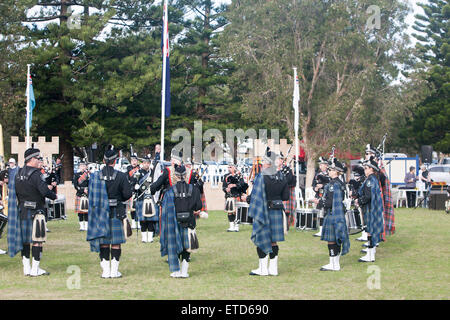 Sydney, Australien. 13. Juni 2015. 10. Jahr des Avalon Beach Military Tattoo für australische Verteidigung-Kräfte und lokale Gemeinschaft von freiwilligen Gruppen. Vertreter der lokalen Schülerbands, ländlichen neu Südwales-Feuerwehr, Polizei, staatliche Notdienste SES, pensionierte Mitarbeiter und Schausteller anwesend bei dieser Veranstaltung auf Sydneys Nordstrände waren. Hier Mitglieder der Australian Federal Police Pfeifen und Trommeln band Stockfoto