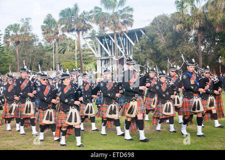 Sydney, Australien. 13. Juni 2015. 10. Jahr des Avalon Beach Military Tattoo für australische Verteidigung-Kräfte und lokale Gemeinschaft von freiwilligen Gruppen. Vertreter der lokalen Schülerbands, ländlichen neu Südwales-Feuerwehr, Polizei, staatliche Notdienste SES, pensionierte Mitarbeiter und Schausteller anwesend bei dieser Veranstaltung auf Sydneys Nordstrände waren. Hier Mitglieder der Australian Federal Police Pfeifen und Trommeln band Stockfoto