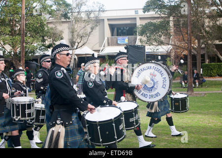 Sydney, Australien. 13. Juni 2015. 10. Jahr des Avalon Beach Military Tattoo für australische Verteidigung-Kräfte und lokale Gemeinschaft von freiwilligen Gruppen. Vertreter der lokalen Schülerbands, ländlichen neu Südwales-Feuerwehr, Polizei, staatliche Notdienste SES, pensionierte Mitarbeiter und Schausteller anwesend bei dieser Veranstaltung auf Sydneys Nordstrände waren. Hier Mitglieder der Australian Federal Police Pfeifen und Trommeln band Stockfoto