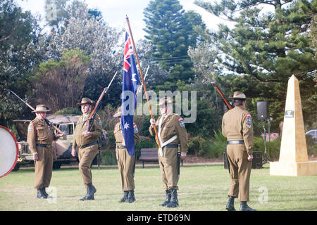 Sydney, Australien. 13. Juni 2015. 10. Jahr des Avalon Beach Military Tattoo für australische Verteidigung-Kräfte und lokale Gemeinschaft von freiwilligen Gruppen. Vertreter der lokalen Schülerbands, ländlichen neu Südwales-Feuerwehr, Polizei, staatliche Notdienste SES, pensionierte Mitarbeiter und Schausteller anwesend bei dieser Veranstaltung auf Sydneys Nordstrände waren. Hier Parade durch Rentner Stockfoto