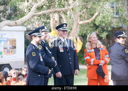 Sydney, Australien. 13. Juni 2015. 10. Jahr des Avalon Beach Military Tattoo für australische Verteidigung-Kräfte und lokale Gemeinschaft von freiwilligen Gruppen. Vertreter der lokalen Schülerbands, ländlichen neu Südwales-Feuerwehr, Polizei, staatliche Notdienste SES, pensionierte Mitarbeiter und Schausteller anwesend bei dieser Veranstaltung auf Sydneys Nordstrände waren. Hier hochrangige Offiziere von der Feuerwehr. Stockfoto