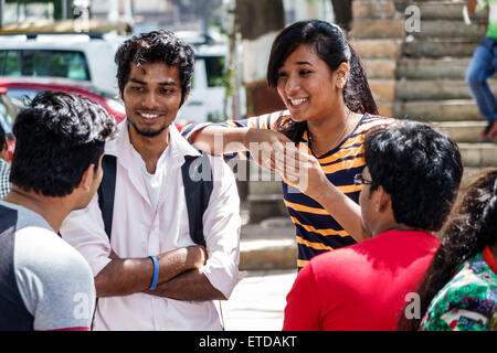 Mumbai Indien, Fort Mumbai, Kala Ghoda, Elphinstone College, Universität von Mumbai, Studenten männlich junge Jungen Kinder Mädchen Mädchen, weiblich Youngster, Stockfoto