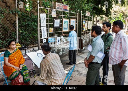 Mumbai Indien, Indischer Asiatisch, Fort Mumbai, Kala Ghoda, Art Plaza Gallery, Porträtkünstler, Skizzieren, Zeichnen, Erwachsene Erwachsene Erwachsene Frau Frauen weibliche Dame, Hindu, bindi, Stockfoto