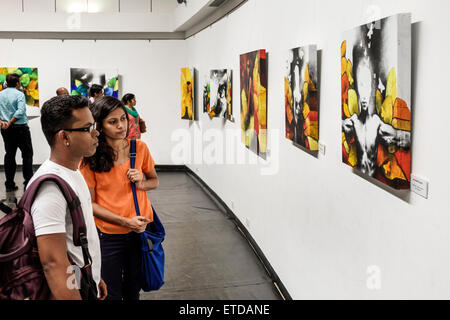 Mumbai Indien, Fort Mumbai, Kala Ghoda, Jehangir Art Gallery, zeitgenössisch, Gemälde, Mann Männer männlich, Frau weibliche Frauen, Paar, Blick, India150302056 Stockfoto