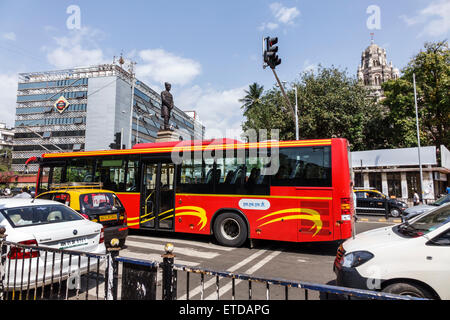 Mumbai Indien, Indisch-Asiatisch, Churchgate, Veer Nariman Road, Churchgate Bahnhof, Bürogebäude, Verkehr, BESTER Bus, Bus, öffentlicher Verkehr, Besucher Stockfoto