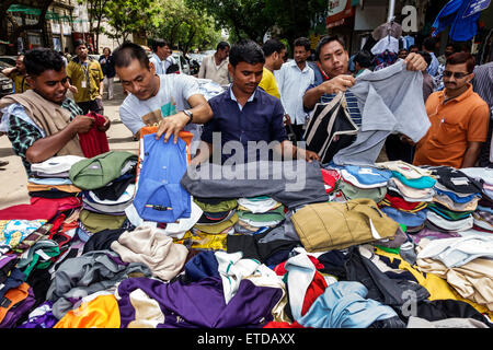 Mumbai Indien, Fort Mumbai, Kala Ghoda, VN Road, Gehsteig Straße Wäschestall, Stände, Stand, Stände, Verkäufer, Verkäufer, Händler, Markt, Marktplatz, Verkauf anzeigen Stockfoto