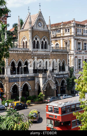 Mumbai Indien, Fort Mumbai, Mantralaya, Mahatma Gandhi Road, David Sassoon Library & Reading Room, Rampart Row, gelber maladischer Stein, Doppeldeckerbus, Bus, in Stockfoto