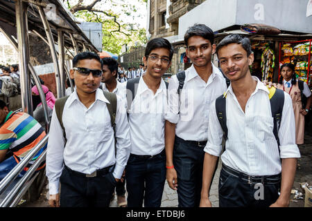 Mumbai Indien, Fort Mumbai, Mantralaya, Mahatma Gandhi Road, öffentliche Bushaltestelle, Elphinstone College, Universität von Mumbai, Studenten Studenten männlich junge Jungen Kinder c Stockfoto