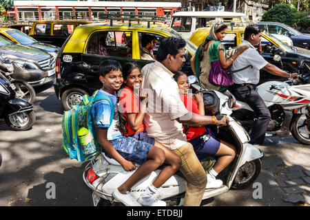 Mumbai Indien, Fort Mumbai, Mantralaya, Mahatma Gandhi Road, Mann Männer männlich, Vater, Sohn, Tochter, männlicher Junge Jungen Kinder Mädchen Mädchen, weibliche Jugendliche, Motor Stockfoto