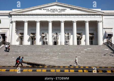 Mumbai Indien, Fort Mumbai, Kala Ghoda, Horniman Circle, Shahid Bhagat Singh Road, The Asiatic Society State Central Library Town Hall, Front, Eingang, Treppen Stockfoto