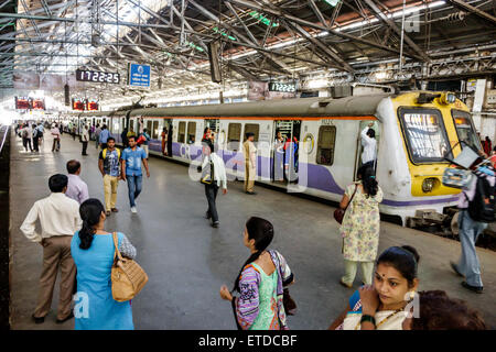 Mumbai Indien, Fort Mumbai, Chhatrapati Shivaji Central Railways Station Terminus Bereich, Zug, innen, Mann Männer männlich, Frau weibliche Frauen, Reiter, Kommu