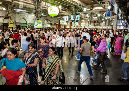 Mumbai Indien, Fort Mumbai, Chhatrapati Shivaji Central Railways Station Terminus Bereich, Zug, innen, Mann Männer männlich, Frau weibliche Frauen, Reiter, Kommu