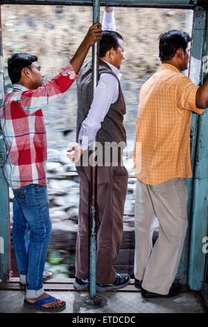 Mumbai Indien, Fort Mumbai, Chhatrapati Shivaji Central Railways Station Terminus Bereich, Zug, innen, Kabine, offene Tür, hängen aus, Mann Männer männlich, los