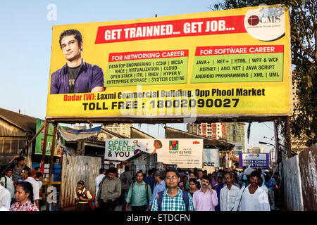 Mumbai Indien, Dadar Central Western Railway Line Station, Zug, Fahrer, Pendler, Reklametafel, Anzeige, Werbung, Mann Männer männlich, Frau weibliche Frauen, Berufsausbildung, c Stockfoto