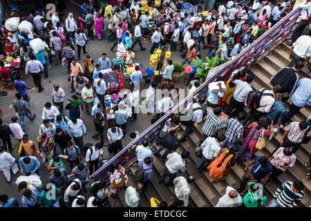 Mumbai Indien, Dadar Central Western Railway Line Station, Zug, Fahrer, Pendler, Mann Männer männlich, Frau weibliche Frauen, Treppen Treppe, Overhead-Ansicht, in Stockfoto