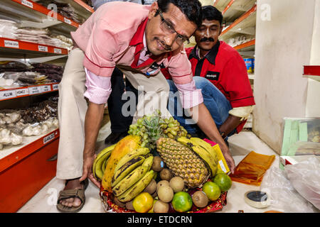 Mumbai Indien, Indischer Asiatisch, Churchgate, Veer Nariman Road, Suryodaya Supermarkt, Lebensmittelgeschäft, Manager, Erwachsene Erwachsene Männer Männer, Angestellte des Bedieners Stockfoto