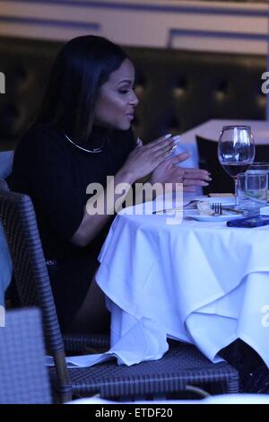 Christina Milian hat Mittagessen mit Freunden im Porta Via Bistro mit Beverly Hills: Christina Milian wo: Los Angeles, California, Vereinigte Staaten von Amerika bei: 23. Januar 2015 Credit: WENN.com Stockfoto