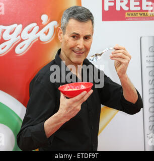 Uri Geller beherbergt einen Löffel biegen Meisterklasse sowie die Geheimnisse hinter seine Fähigkeit, Löffel verbiegen, Uri wird versucht, seinen millionsten Löffel verbiegen! Bei Westfield London, Shepherds Bush geführt  Mitwirkende: Uri Geller wo: London, Vereinigtes Königreich bei: Kredit-24. Januar 2015: Phil Lewis/WENN.com Stockfoto