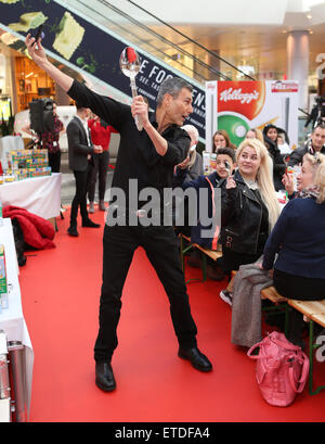 Uri Geller beherbergt einen Löffel biegen Meisterklasse sowie die Geheimnisse hinter seine Fähigkeit, Löffel verbiegen, Uri wird versucht, seinen millionsten Löffel verbiegen! Bei Westfield London, Shepherds Bush geführt  Mitwirkende: Uri Geller wo: London, Vereinigtes Königreich bei: Kredit-24. Januar 2015: Phil Lewis/WENN.com Stockfoto