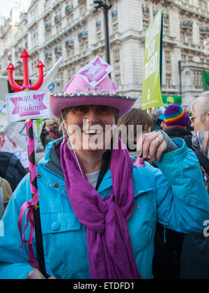 Tausende von Demonstranten verpackt einen riesigen gestrickten Schal um das Verteidigungsministerium in der Londoner Whitehall.  Mitwirkende: Wo sehen: London, Vereinigtes Königreich bei: Kredit-24. Januar 2015: Peter Maclaine/WENN.com Stockfoto