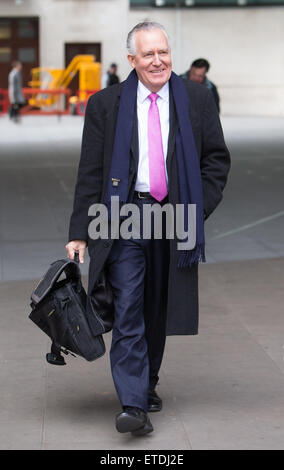 Nigel Planer und Peter Hain MP bei BBC Broadcasting House mit: Peter Hain MP wo: London, Vereinigtes Königreich bei: 25. Januar 2015 Credit: WENN.com Stockfoto